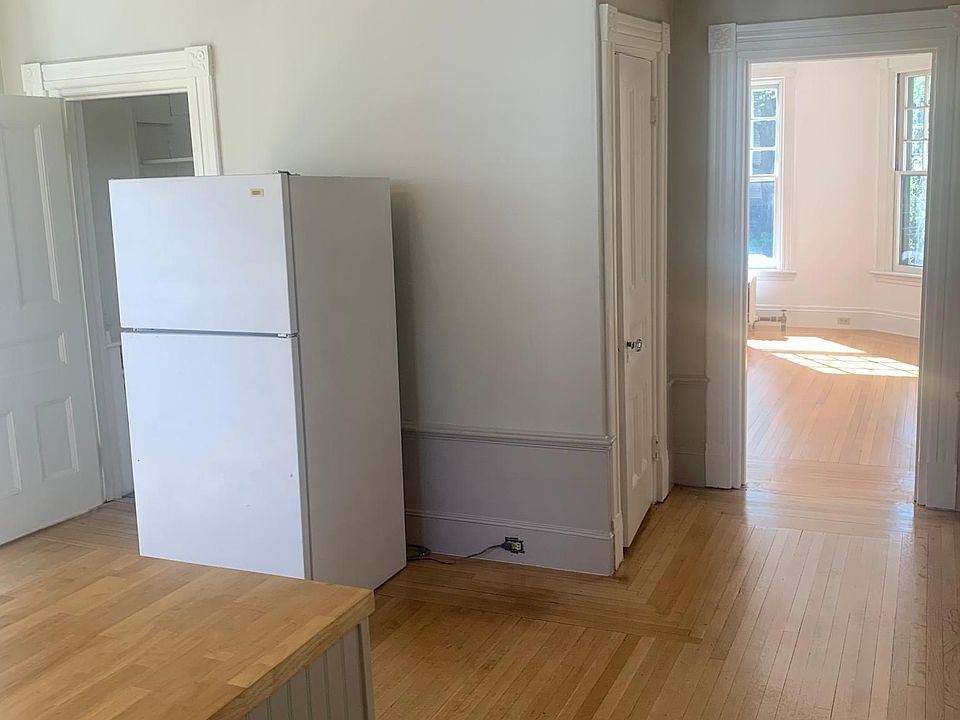 kitchen, further right, looking toward living room.