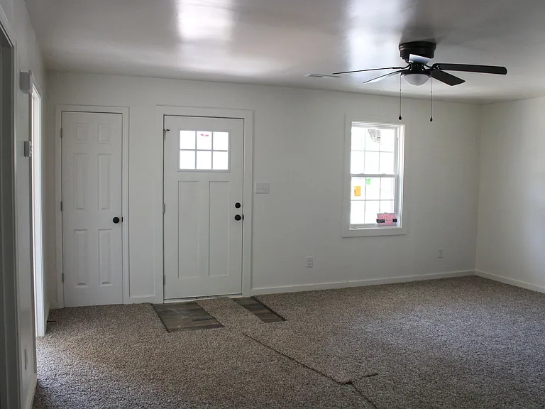 2827 Lancaster Dr — Photo 2