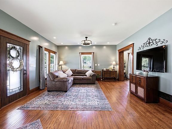 5th image of 210 Walnut St