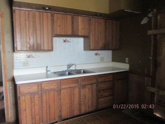 3rd image of 823 Birchwood Ave