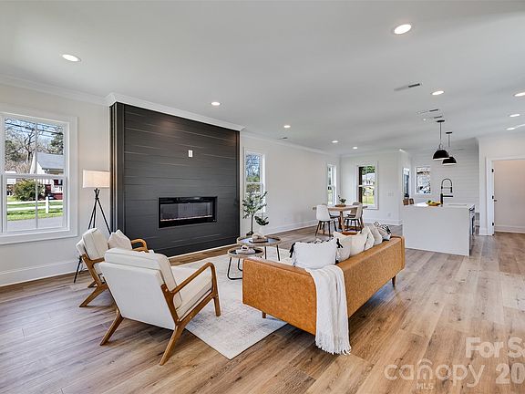 3rd image of 901 Edgemont Ave
