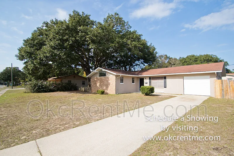 3 bed, 1.5 bath, 1376 sqft, $1,695 — Photo 2