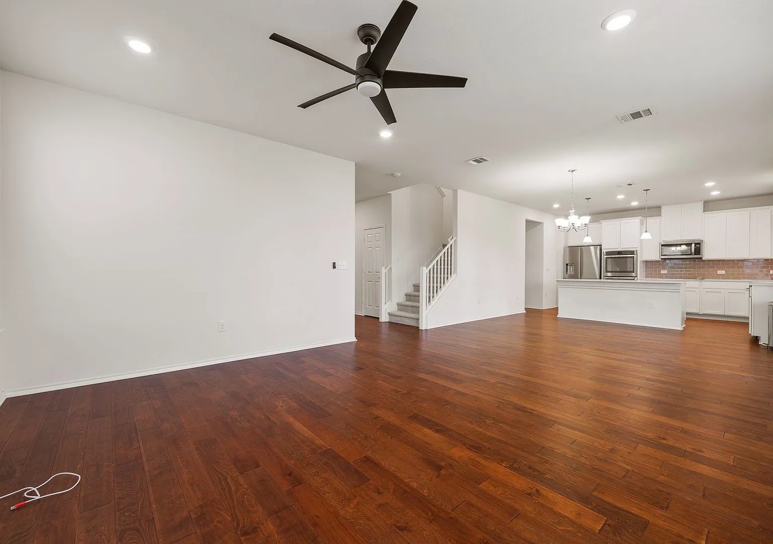Beautiful 3BR Home with Open Floor Plan, Covered Patio & Private Fenced Yard in South Austin — Photo 4