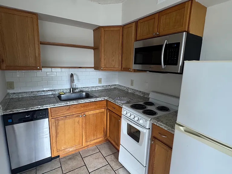 211 8th St N #7 — Photo 4