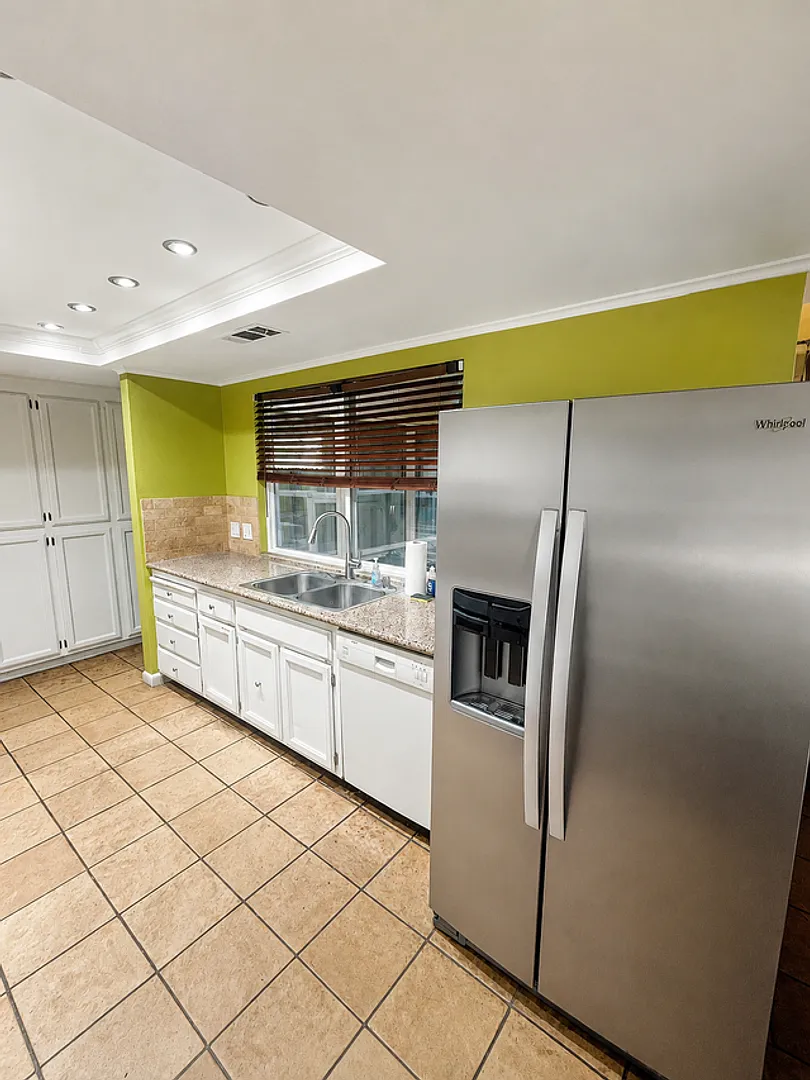 Spacious Single Living 4BR Pool Home in Fresno! — Photo 2