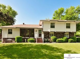 607 Shannon Rd, Papillion, NE 68046