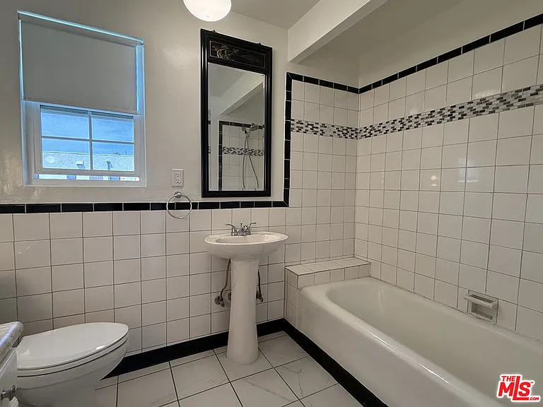 1249 S Tremaine Ave — Photo 16