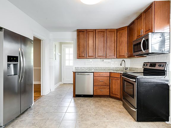 4th image of 914 Pepper Ave