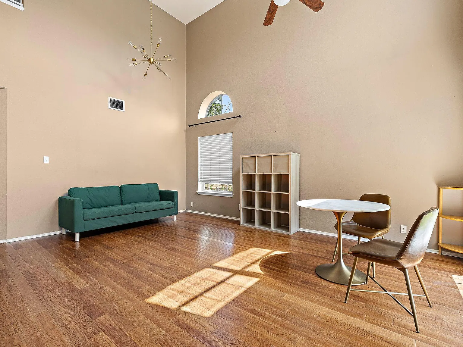 3 bed, 2.5 bath, 1636 sqft, $2,100 — Photo 3