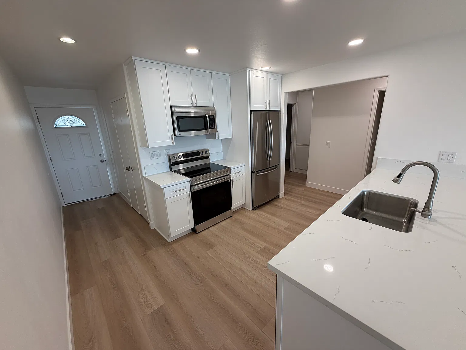 3 bed, 998 sqft, $3,500 — Photo 4