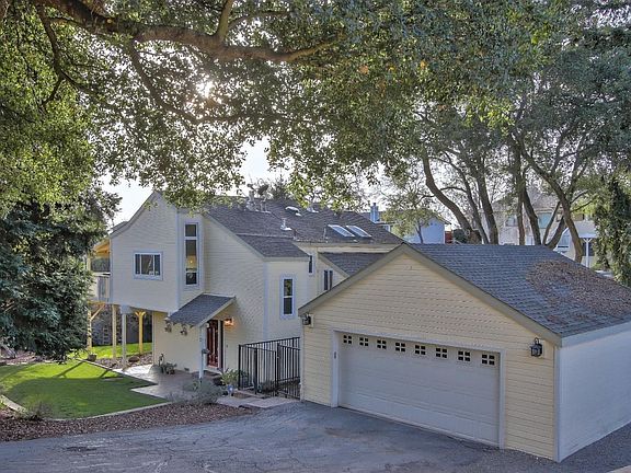 2nd image of 16520 Oak View Cir