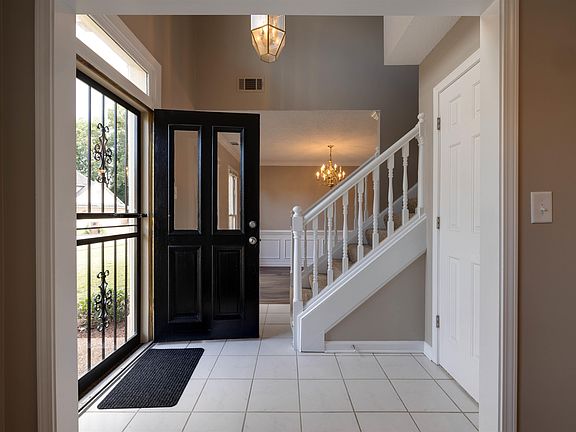 3rd image of 8688 Meadow Green Dr