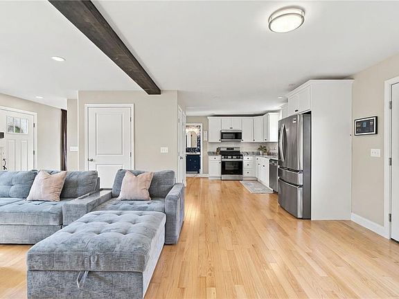 4th image of 8 Wincheck Pond Rd