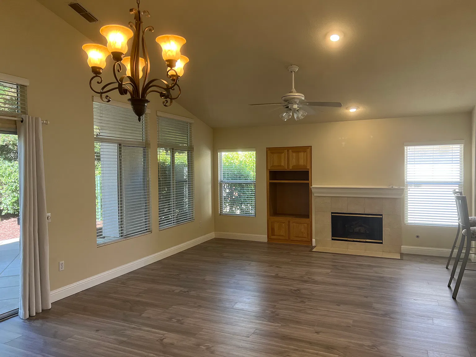 2 bed, 1337 sqft, $2,695 — Photo 3