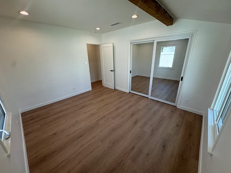 21420 Chatsworth St — Photo 19