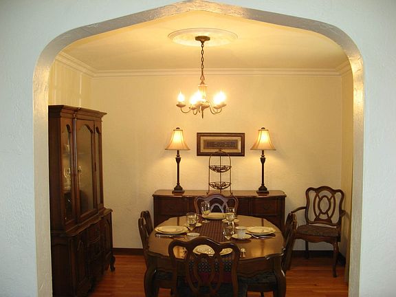 Fromal dining room with crown molding