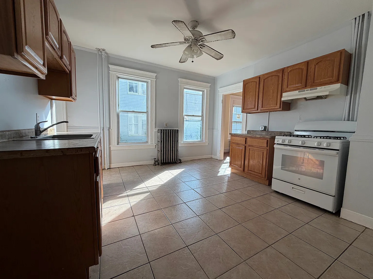3 bed, 1000 sqft, $1,545 — Photo 3