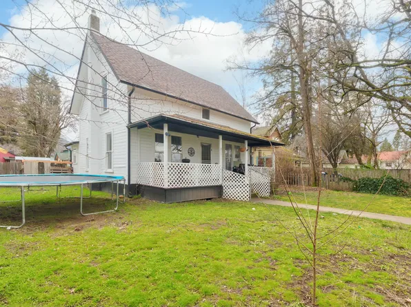 811 SW 4th St, Grants Pass, OR 97526