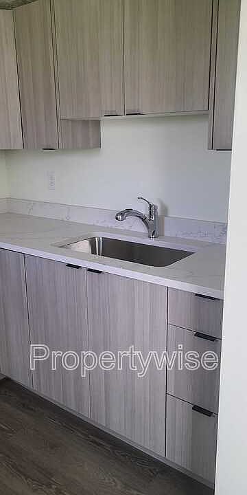 2nd image of 412 20th St APT 5
