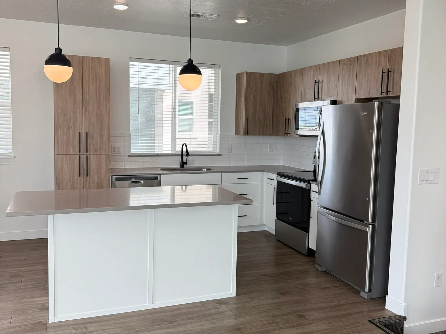 3 bed, 2.5 bath, 1672 sqft, $2,634 — Photo 3