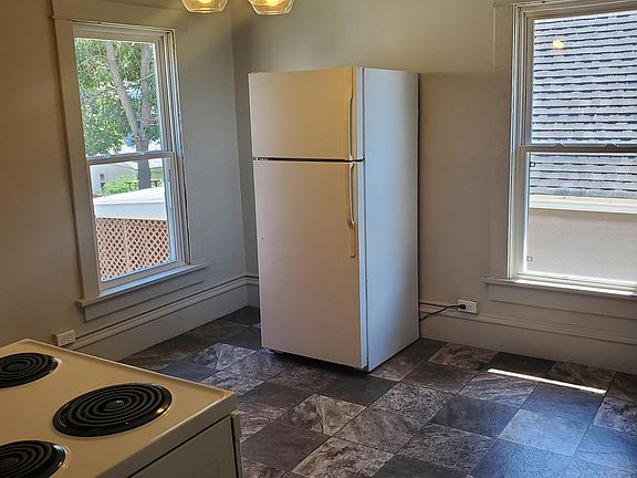 5th image of 432 N Prairie Ave APT 2