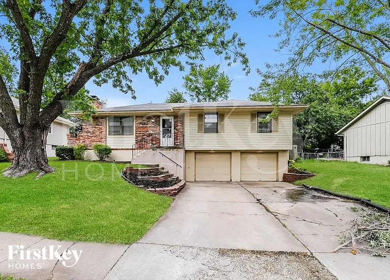 400 SW Oxford Dr — Photo 1