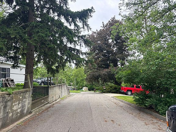 4th image of 107 Waterbury Rd