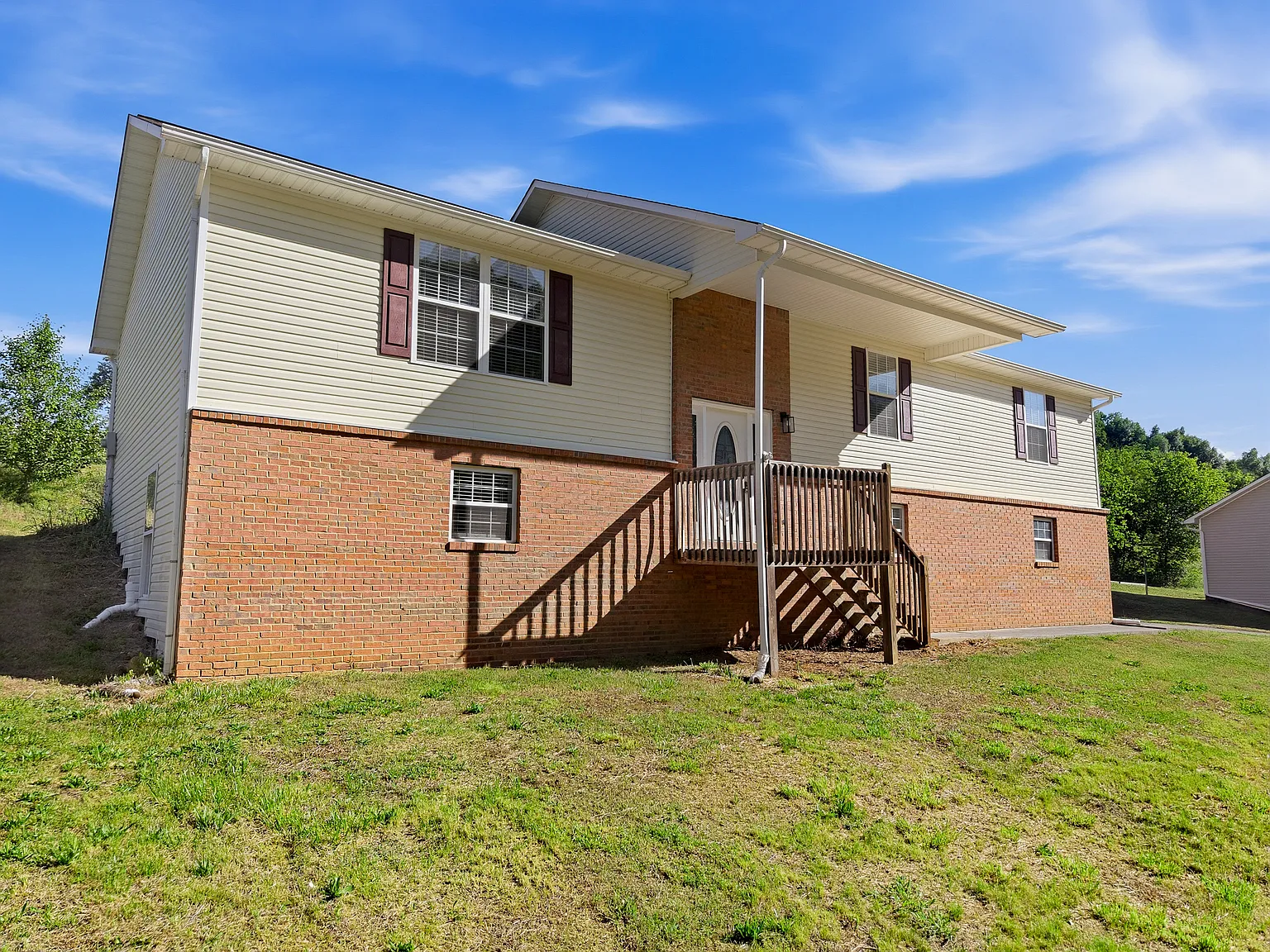 5 bed, 2680 sqft, $2,450 — Photo 2