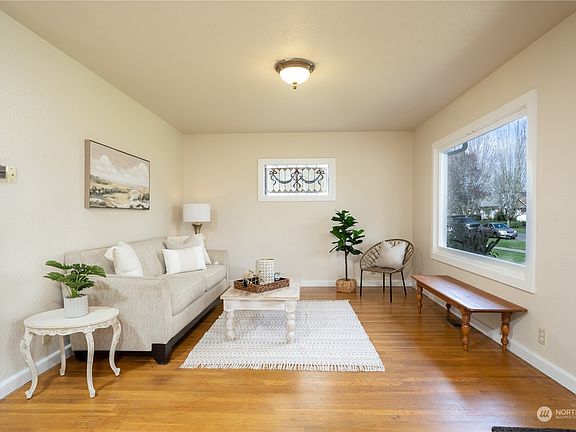 3rd image of 4536 Tacoma Avenue S