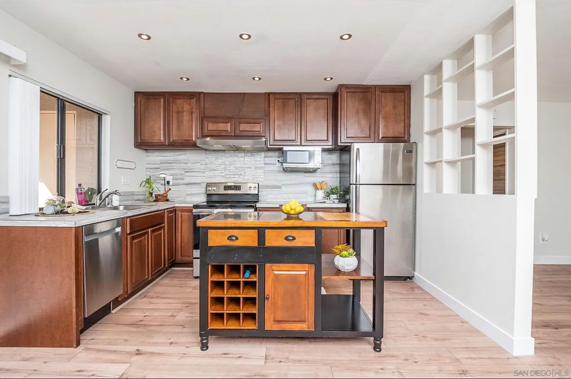 2 bed, 1048 sqft, $2,800 — Photo 2