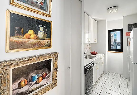 5th image of 161 W 61st St APT 21C