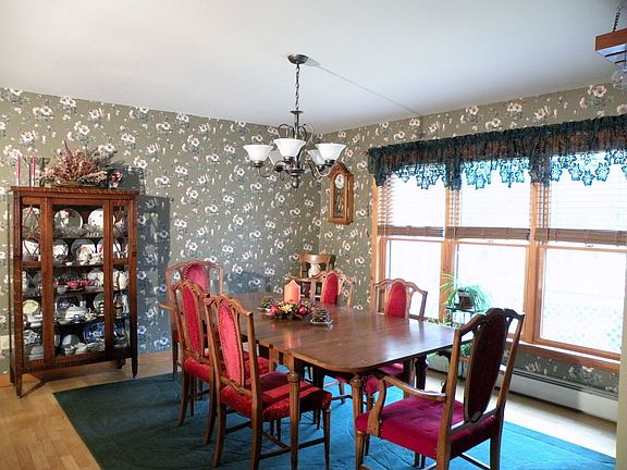 Open dining area conveniently next to the kitchen
