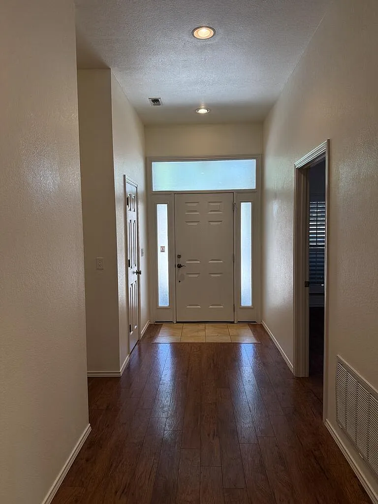 3 bed, 2.5 bath, 2154 sqft, $2,400 — Photo 3