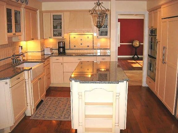 Custom Eat-In Kitchen w/Sub-Zero