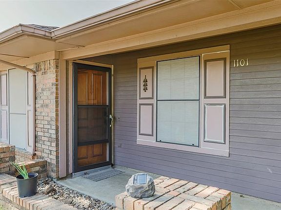 3rd image of 1101 Oaklawn Ct