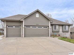 19528 Binney Cir, Elkhorn, NE 68022