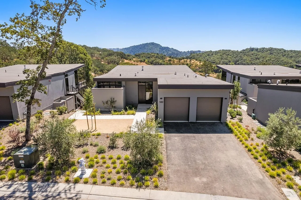 4 bed, 4.5 bath, 3132 sqft, $30,000 — Photo 1