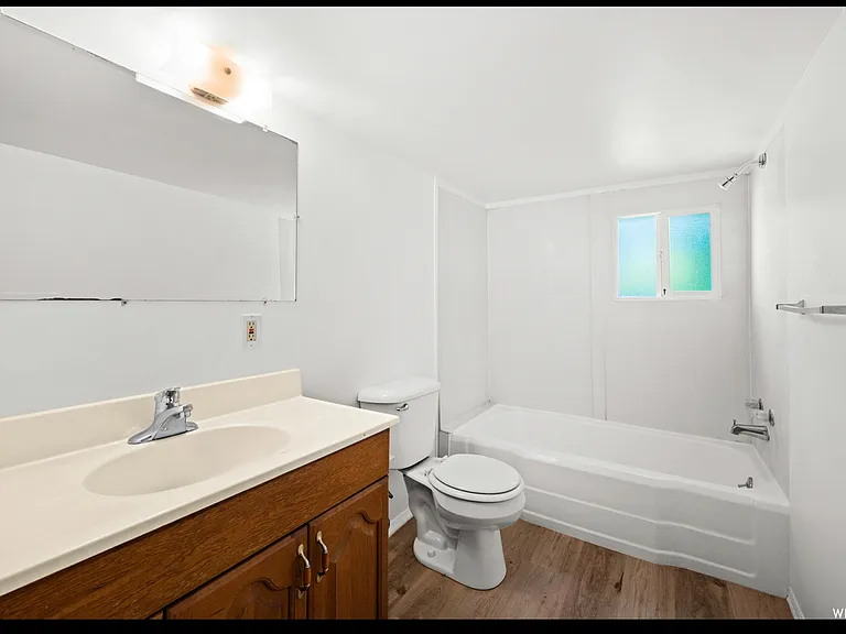 1027 E Emerson Ave #B — Photo 11