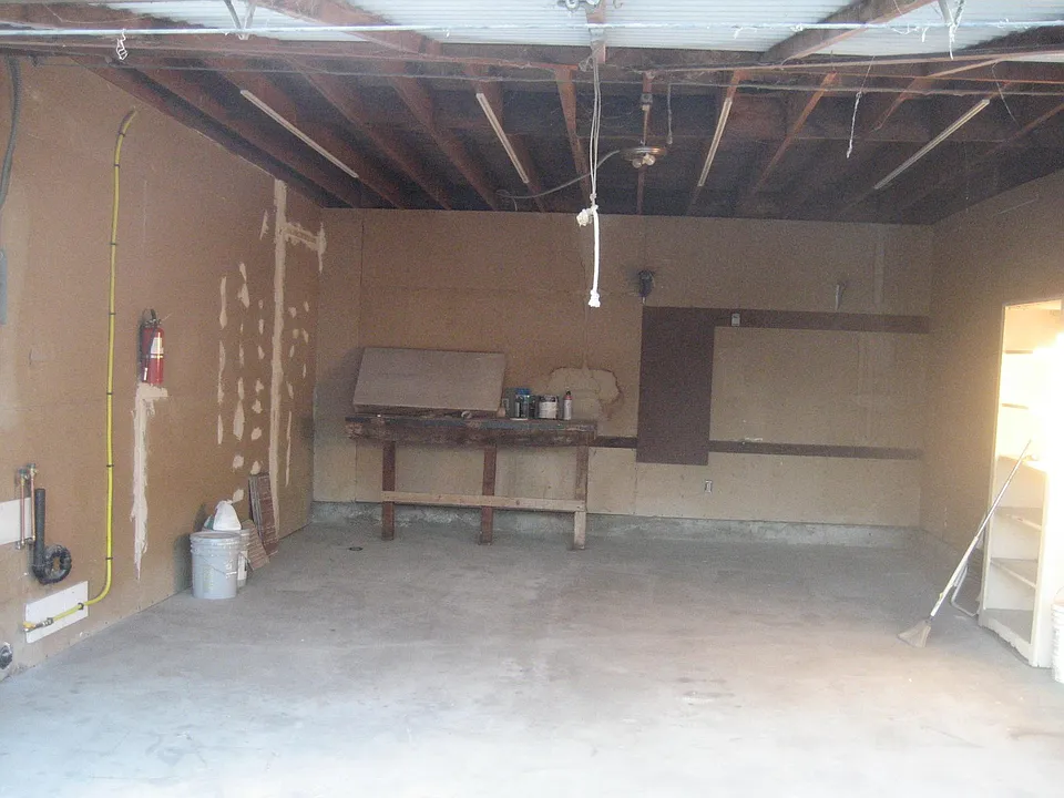 2-CAR GARAGE