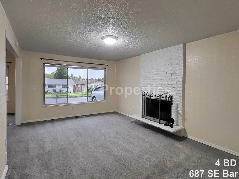 687 SE Barnes Ave — Photo 5