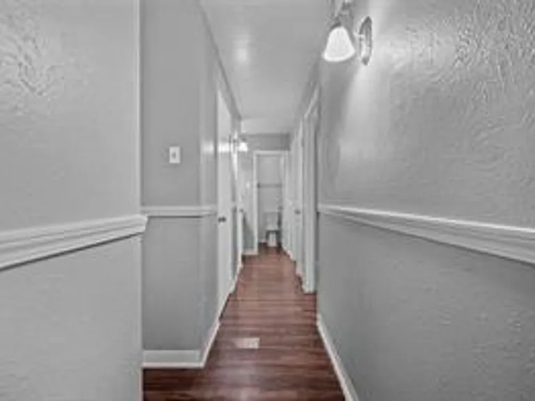 Ennis Place Apartments: Leasing Specials! Great location & Upgrades! — Photo 35