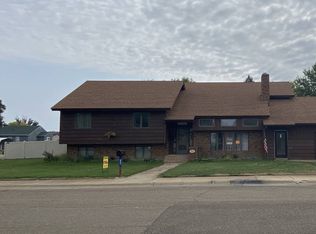 802 3rd St SW, Sidney, MT 59270