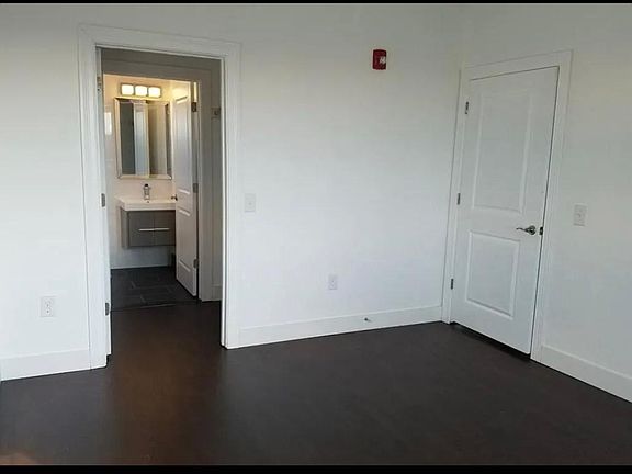 Master bed/ closet/ bathroom