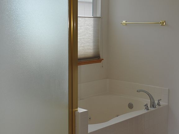 Master bath w/ jacuzzi tub