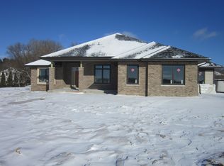 318 Cypress Point, North Prairie, WI 53153