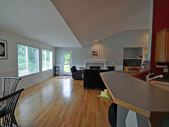 Dining nook to family rm