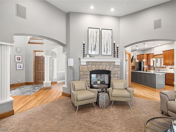 4th image of 1114 Surrey Cir