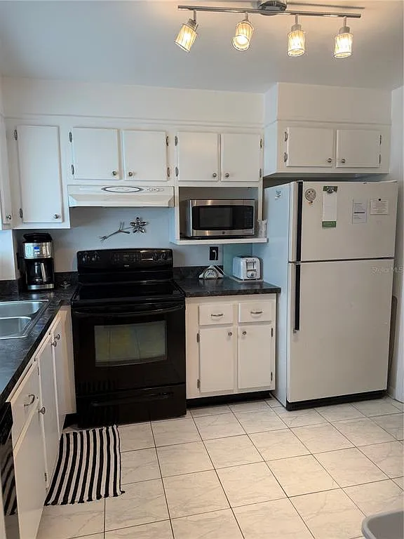 2 bed, 2.0 bath, 1094 sqft, $5,000 — Photo 3