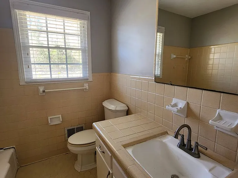 2502 Berkley Dr — Photo 6