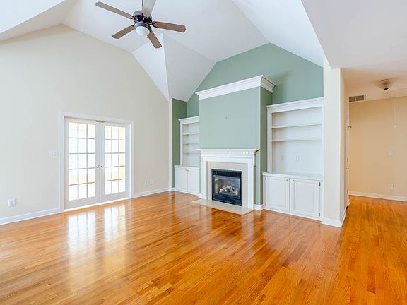 5th image of 18 York Woods Pl